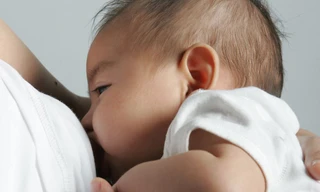 Mẹ ăn nhiều củ dền, con dễ ngộ độc khi bú sữa