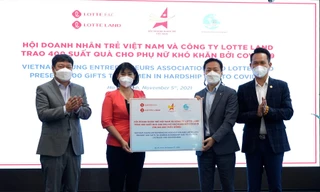 Hội Doanh nhân trẻ Việt Nam và Lotte Land trao biểu trưng cho Hội LHPN Việt Nam