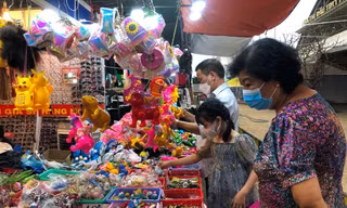 Người dân TPHCM mua sắm cuối năm