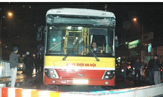 Sau vụ va chạm, thanh giới hạn chiều cao bị đổ chắn hết đường đi, kính đầu xe bị hư hỏng