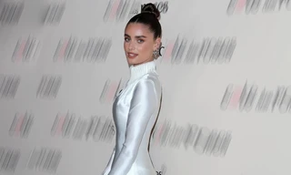 'Thiên thần Victoria's Secret' khiến netizen 'đứng hình' khi diện váy của NTK Công Trí