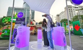 Giới trẻ hào hứng check-in 'cháy máy' với “Toa tàu tương lai” tại Đường sách Tết 2022