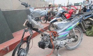 Phần đầu chiếc xe bị lửa thiêu rụi. Ảnh: Tuấn Nguyễn