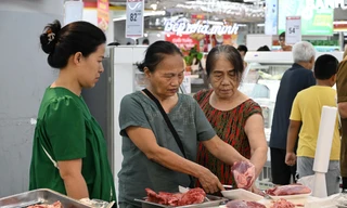 Hà Nội: Lo bão đổ bộ, khách đi siêu thị mua thực phẩm tăng gấp 30 lần 