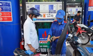 Từ 0h ngày 1/1/2023, xăng E5RON92 bán lẻ tăng 1.045 đồng/lít, xăng RON95-III tăng 1.100 đồng/lít