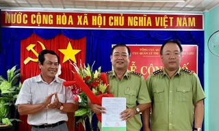Ông Nguyễn Minh Trung (giữa) nhận quyết định bổ nhiệm Cục trưởng Cục QLTT tỉnh Bạc Liêu