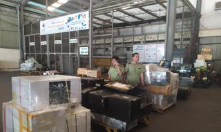 Số hàng hóa không nguồn gốc bị quản lý thị trường thu giữ tại kho hàng ở Nội Bài