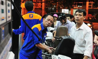 Giá xăng được giữ nguyên trong kỳ điều hành này nhưng giá các loại dầu được điều chỉnh tăng thêm từ 205 đồng - 296 đồng/lít, kg