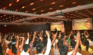 Một buổi thuyết trình đào tạo các thành viên của công ty đa cấp thu hút hàng trăm người tham gia