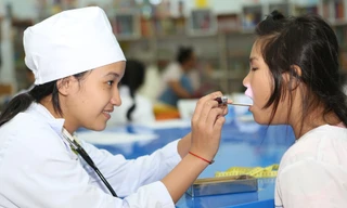 Các em được chia thành 4 nhóm để cùng nhau tranh tài, thể hiện khả năng để vượt qua nhiều thử thách thú vị. 