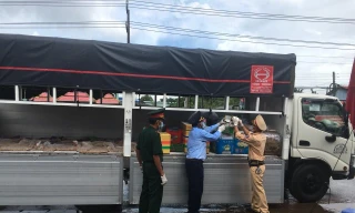 Số thuốc lá nhập lậu được giấu dưới các thùng hàng nông sản của xe 'luồng xanh'