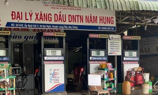 Bà Nguyễn Thị Bích Vân, chủ đại lý kinh doanh xăng dầu Năm Hung (huyện Long Phú) cho biết, phía công ty giao cho cửa hàng bao nhiêu thì bán bấy nhiêu, còn không giao nữa thì treo bảng nghỉ bán. Từ lúc giá xăng dầu lên xuống, phía công ty giao vừa đủ bán, không có chiết khấu nên lỗ từ đầu năm tới giờ...