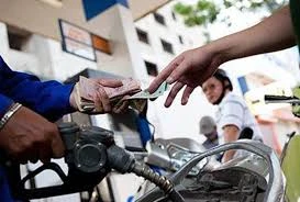 Giá bán lẻ xăng E5 RON92 được giữ nguyên ở mức 18.340 đồng/lít