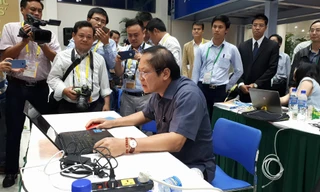 Bộ trưởng Bộ Thông tin và Truyền thông Trương Minh Tuấn trực tiếp kiểm tra tốc độ internet tại Trung tâm báo chí APEC bằng máy tính của phóng viên