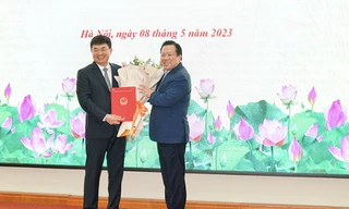 Ông Nguyễn Hoàng Anh - Chủ tịch Ủy ban Quản lý vốn nhà nước tại doanh nghiệp trao quyết định của Thủ tướng Chính phủ cho ông Ngô Hoàng Ngân