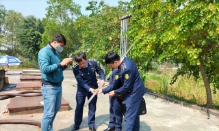 Lực lượng quản lý thị trường kiểm tra kho chứa của doanh nghiệp xăng dầu