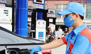 Cùng với việc trích mạnh sử dụng Quỹ Bình ổn giá xăng dầu, giá bán lẻ các mặt hàng xăng dầu giảm nhẹ từ 102 đồng – 162 đồng/lít, kg.