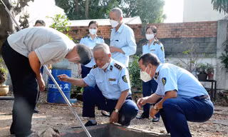 Quản lý thị trường kiểm tra kho chứa của cây xăng