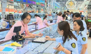 Phát hiện dấu hiệu giả mạo tại 3 doanh nghiệp bán vàng, trang sức 