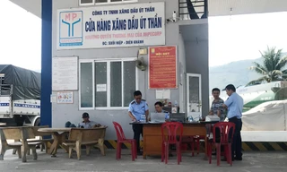 Lực lượng quản lý thị trường kiểm tra hoạt động của cây xăng