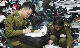 Lực lượng quản lý thị trường kiểm tra hàng giả, hàng nhái