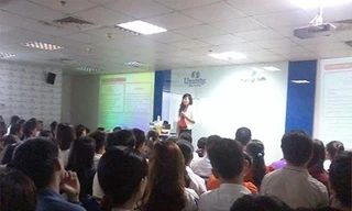 Một nữ nhân viên của Công ty Unicity đang tung ra những chiêu quảng cáo về sản phẩm và những khoản thu nhập hấp dẫn (Ảnh nguồn Người Lao Động)