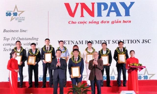Ông Trần Trí Mạnh, Chủ tịch HĐQT VNPAY nhận danh hiệu tại buổi lễ vinh danh