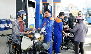 Xăng RON95 giảm gần 800 đồng/lít từ 15h hôm nay