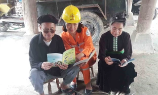 Nhân viên điện lực tăng cường tư vấn, hỗ trợ người dân trong việc sử dụng điện an toàn, tiết kiệm trước và trong các dịp nắng nóng