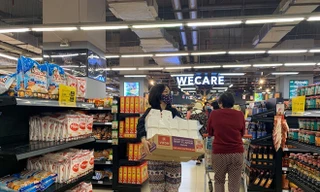 Người dân mua thực phẩm dự trữ sau khi thông tin ca nhiễm virut Covid-19 đầu tiên ở Hà Nội