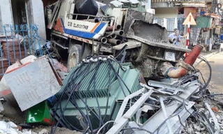 Chiếc xe trộn bê tông mất lái làm hai người tử vong và làm hư họng hai trạm biến áp trên đảo Cát Bà