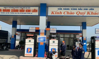 Lực lượng quản lý thị trường kiểm tra các cây xăng bán lẻ