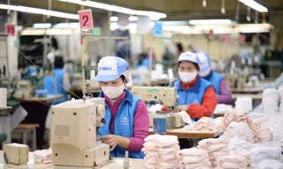 Nhiều doanh nghiệp dệt may dồn sức sản xuất khẩu trang để cung cấp cho thị trường