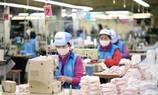 Nhiều doanh nghiệp dệt may dồn sức sản xuất khẩu trang để cung cấp cho thị trường