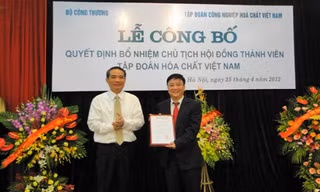 Ông Nguyễn Anh Dũng (bên phải) tại lễ nhậm chức Chủ tịch Vinachem hồi năm 2012. Ảnh: Vnexpress