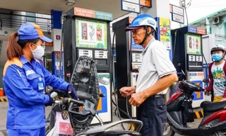 Giá xăng E5RON92 leo lên 17.031 đồng/lít bán lẻ sau khi tăng 722 đồng/lít từ 15h hôm nay