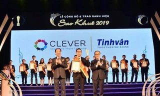 Anh Nguyễn Đạt Khuê (đứng giữa) – Trưởng nhóm giải pháp Clever đại diện Tinh Vân nhận Danh hiệu Sao Khuê 2019