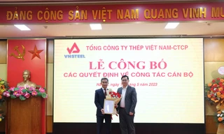 Chủ tịch Hội đồng quản trị VNSTEEL Lê Song Lai trao quyết định và tặng hoa tân Tổng giám đốc VNSTEEL Nghiêm Xuân Đa