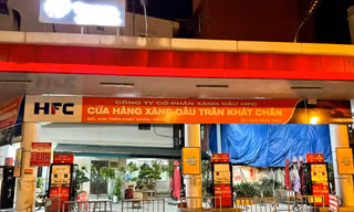 Nhiều cây xăng bán lẻ ở Hà Nội và các địa phương đã đóng cửa ngừng bán những ngày qua vì thiếu nguồn cung