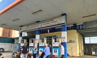 Lực lượng quản lý thị trường kiểm tra các cây xăng tại Hà Nội