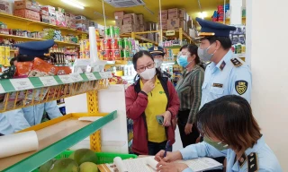Lực lượng quản lý thị trường xử phạt cửa hàng bán hàng cao hơn giá niêm yết