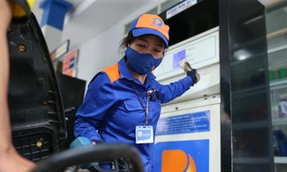 Từ 15h hôm nay, giá bán lẻ xăng E5RON92 giảm 143 đồng/lít, xăng RON95-III giảm 130 đồng/lít trong khi dầu diesel 0.05S giảm 443 đồng/lít và dầu hỏa giảm 532 đồng/lít. Ảnh: Như Ý