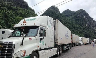 Còn tồn hơn 1.000 xe hàng chờ làm thủ tục xuất khẩu tại các cửa biên giới phía Bắc.