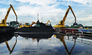 Vận chuyển than ra cầu cảng tại mỏ than Mạo Khê