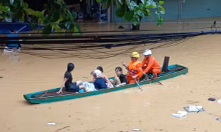 Ngừng cấp điện ở nhiều địa phương do mưa lũ, sạt lở