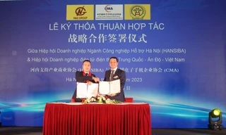 Ông Nguyễn Hoàng, Chủ tịch Hiệp hội Hansiba/ Chủ tịch điều hành Tập đoàn N&G Group cùng Ông Yang Shu Cheng, Chủ tịch Hiệp hội CMA thực hiện ký và trao thoả thuận hợp tác trong sự kiện 