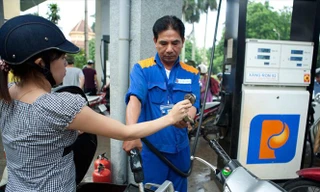 Từ 15h hôm nay, với mức giảm 986 đồng, xăng E5RON92 xuống dưới 20.000 đồng/lít