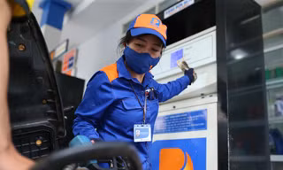 Bộ Công Thương cho biết, sẽ tiếp tục đề xuất giảm thuế Bảo vệ môi trường, thuế tối huệ quốc... nếu giá xăng dầu thế giới tiếp tục tăng mạnh trong thời gian tới. Ảnh: Như Ý