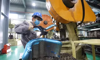 Việt Nam chỉ làm được ốc vít cho biển số ô tô: Doanh nghiệp, chuyên gia nói gì?
