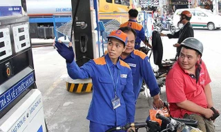 Từ 0h ngày 1/1/2019, mỗi lít xăng E5RON92 bán lẻ giảm 515 đồng, xuống còn 16.272 đồng/lít